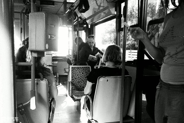 公共汽车；