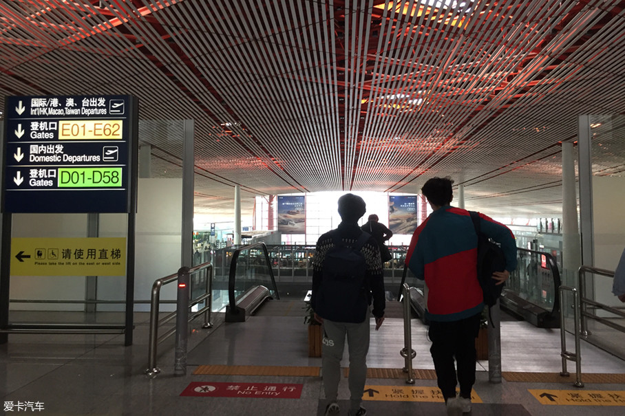 到达首都机场t3航站楼后,登机前的流程并不复杂,和国内航班相比,安检