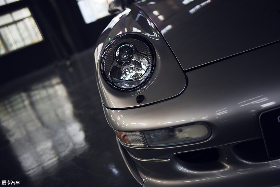 993