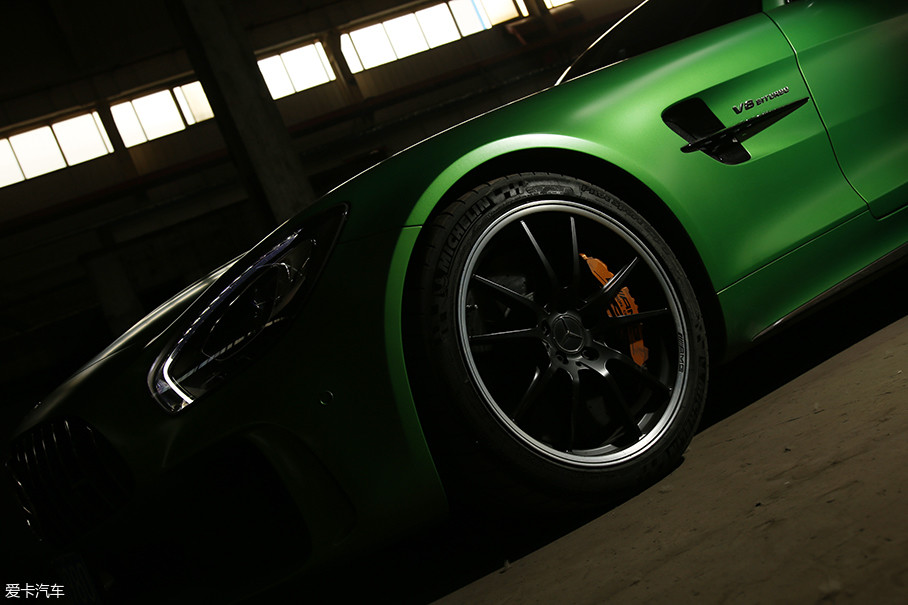 ȻҲһ̨ܵı޿ΡAMG GT RרĶȦ8.3kgˡͬʱ䱸Pilot Sport Cup 2̥ҲΪĶƷǰֿȣ275mmһ̨ħ911 GT3 RS265mm)