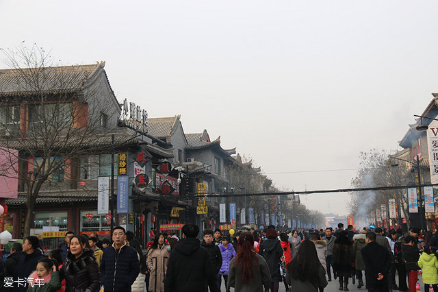 这条街也是大同当地市民喜欢闲逛的场所,街上有各种各样的小吃,还有琳琅满目的"小玩意儿",热闹劲儿不输北京的大栅栏.