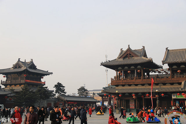 如今,人们更愿意在华严寺对面的华严广场上玩耍,这个广场也被打造得古香古色.