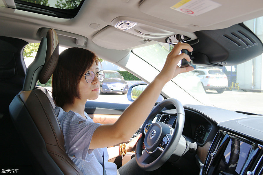 > 美女司机测试自动泊车