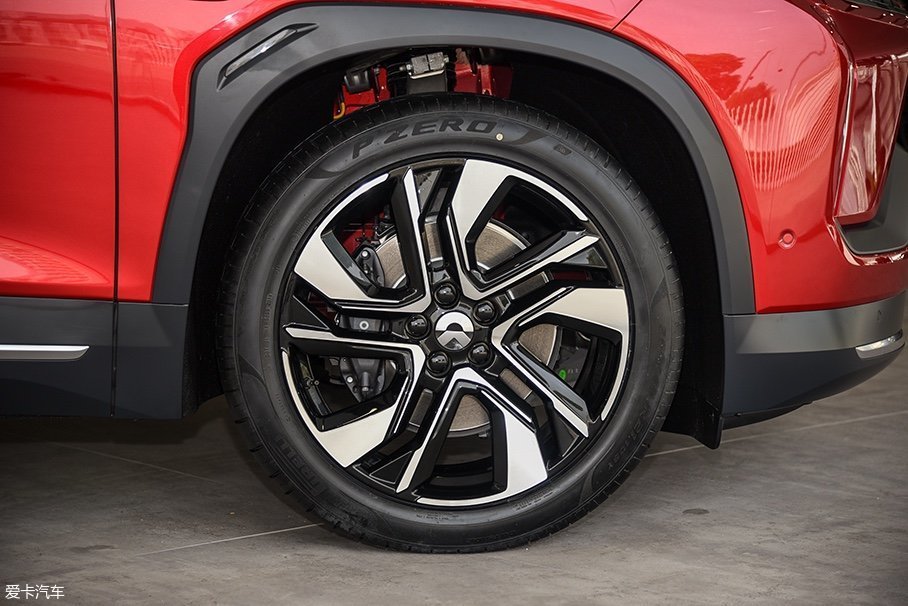 ˫ɫĻ״Ȧʮ㣬ǱP ZERO̥Ϊ265/45 R21ES6䱸BremboǰĻǯİٹɲΪ33.9m