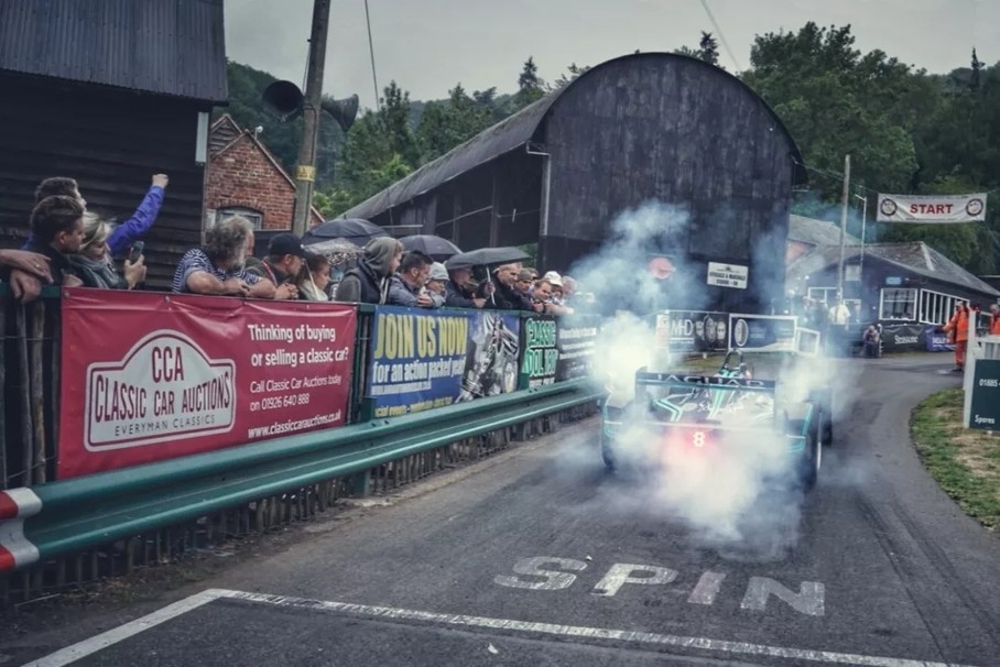 Ӣ˹ؿٰShelsley Walshгƾʷ˹μʻFEʹõI-Type 20.91kmʱ30.46sȴǰĵ綯¼6.84s