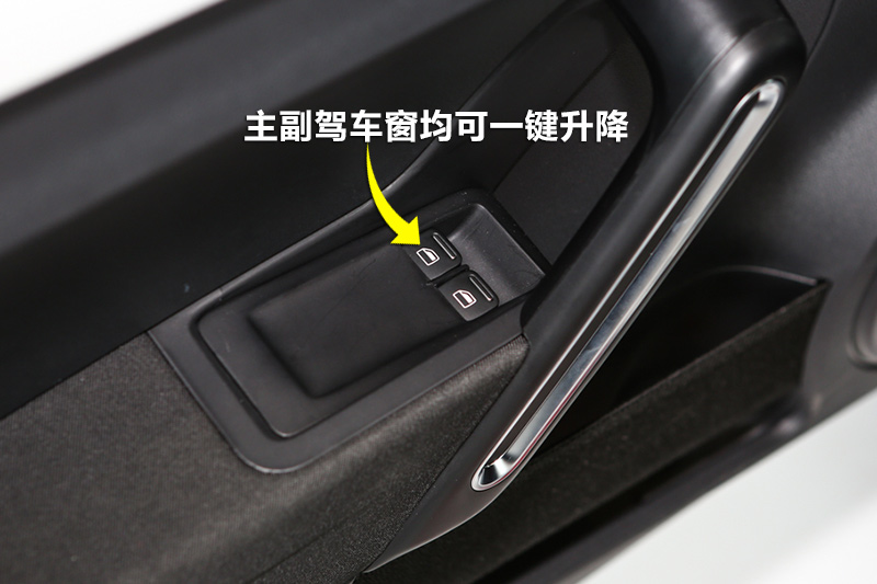 两侧车窗均可一键升降,不用您持续操作.