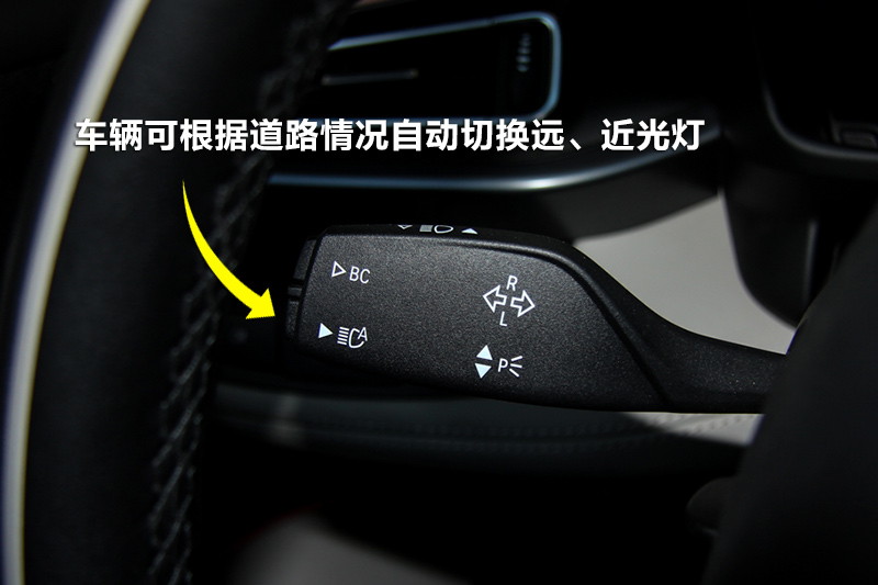 宝马i8  前排 自动远光灯可根据周围车辆情况,自动切换远近光灯