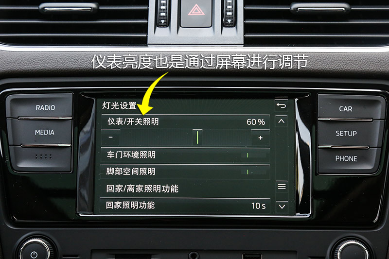 调暗屏幕的亮度app_显示器亮度自动变暗_三星台式机亮度显示灰色无法调节