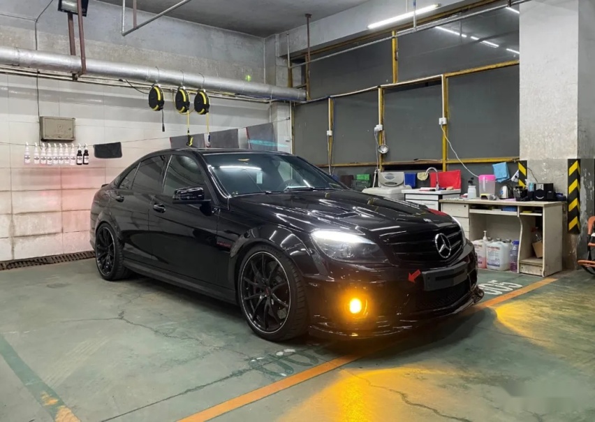 580马力肆意撒欢的奔驰C63 AMG，只是车库的冰山一角？