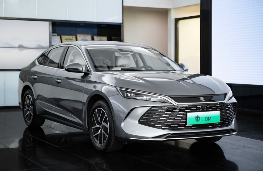 比亚迪又掀桌子了？9.98万起售，2400km续航的秦L，你怎么看？