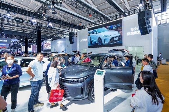 25万以内最好的SUV！ AITO问界新M7大五座亮相沈阳十一国际车展