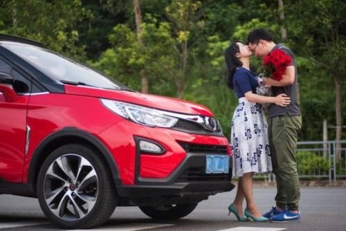 老婆没有“驾照”，买车能不能“落”在她名下？有违章了怎么办？