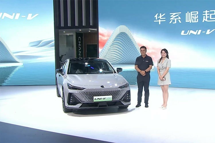 经典车型混动升级，长安UNI-V iDD亮相重庆车展！