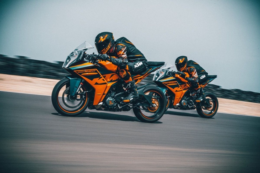 熏黑风挡上身，2023 KTM RC390更具科技和运动感