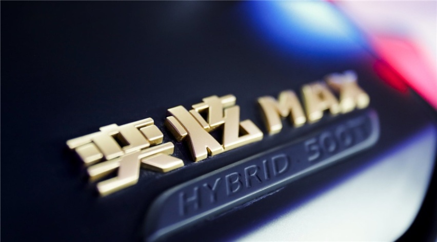 价格只差1万，东风风神暗夜·奕炫MAX上市，选燃油还是混动？