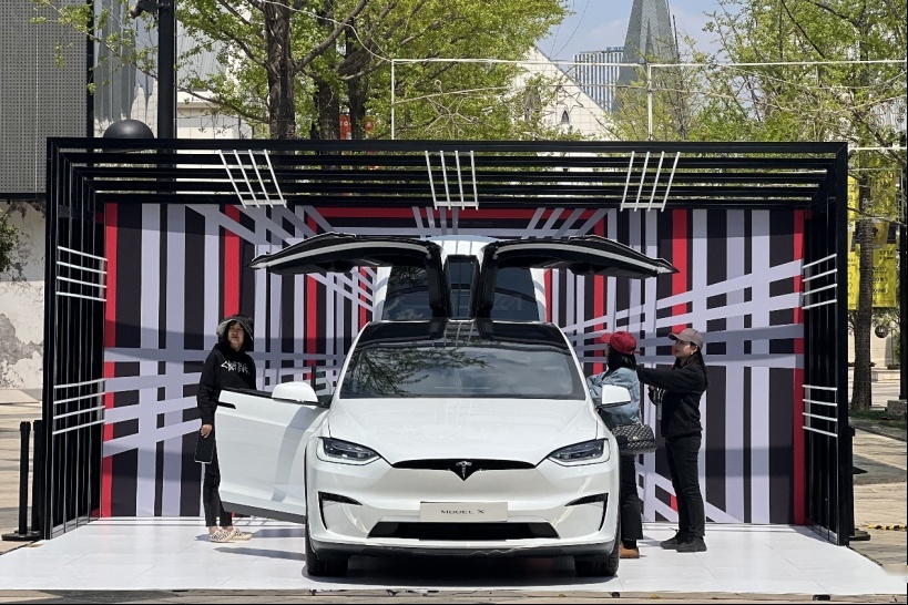 特斯拉Model X Plaid空降春城，人形机器人惊喜登场