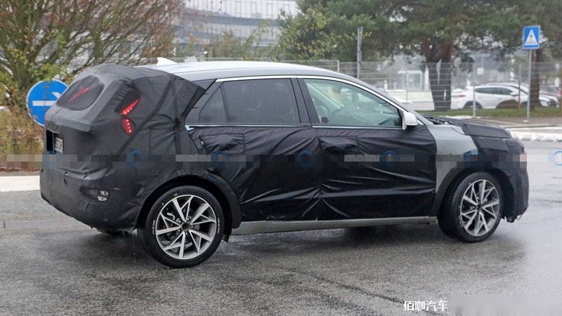 2022-kia-niro-side-spy-photo (1).jpg