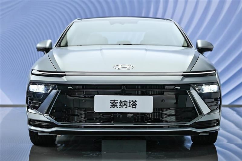中级车颜值巅峰，北京现代十一代索纳塔预售15万起