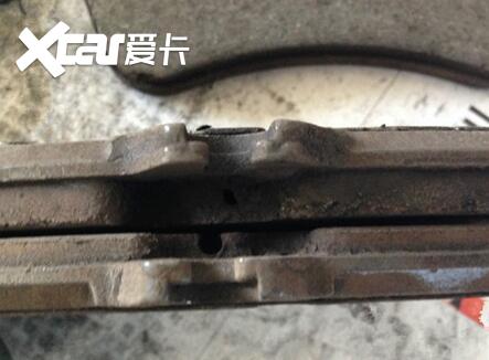 刹车片为什么会出现两侧磨损不一致的现象？该如何处理？