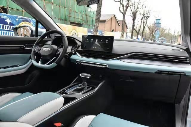 帝豪S跨界玩家版本月上市，摩登灰+蓝白内饰，新风格更年轻