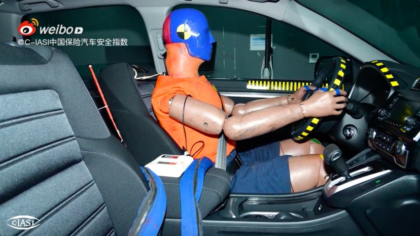 皓影在测试中撞弯的A柱，打了谁的脸？