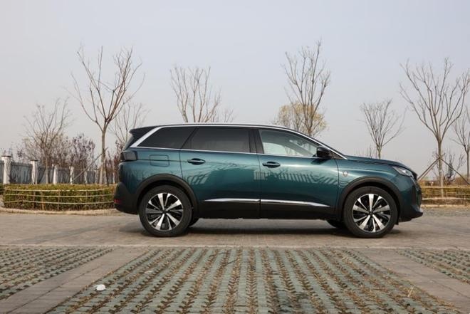 个性兼具功能性，搭载1.8T+8AT，试驾东风标致新款5008