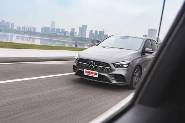 试驾奔驰B260：你眼中的「奶爸车」，其实是台「小钢炮」