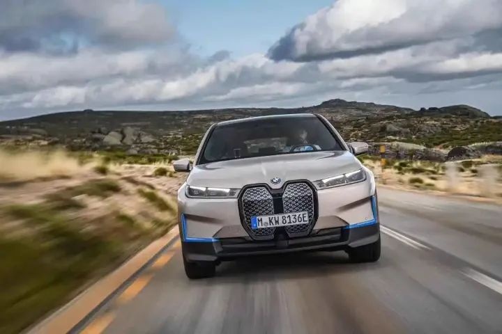 BMW iX显露真身、宝马你低估了，特斯拉一定也看了宝马新车