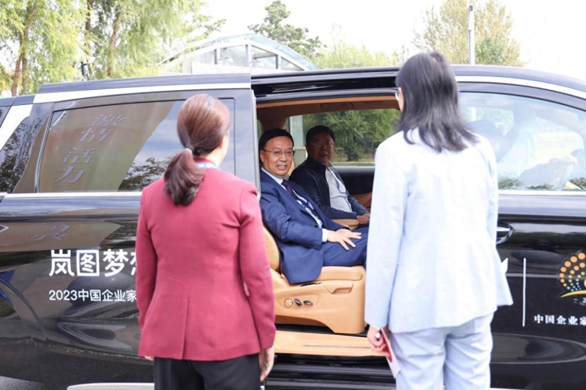 彰显高端品牌魅力 岚图汽车实力护航2023中国企业家太阳岛年会