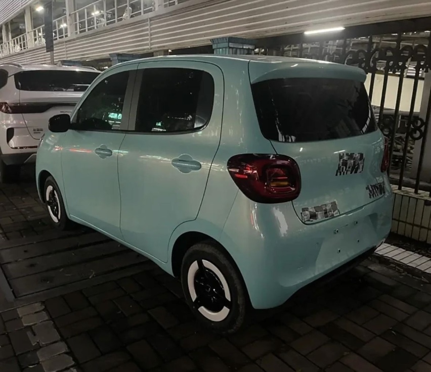 五菱宏光MINI EV四门版实车照曝光，造型变圆润，车内质感升级