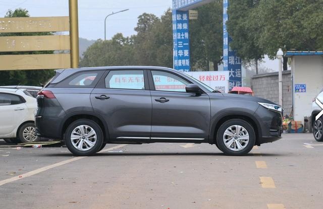 7万买低配桑塔纳？看看新款中型SUV，1.5T狂甩178马力