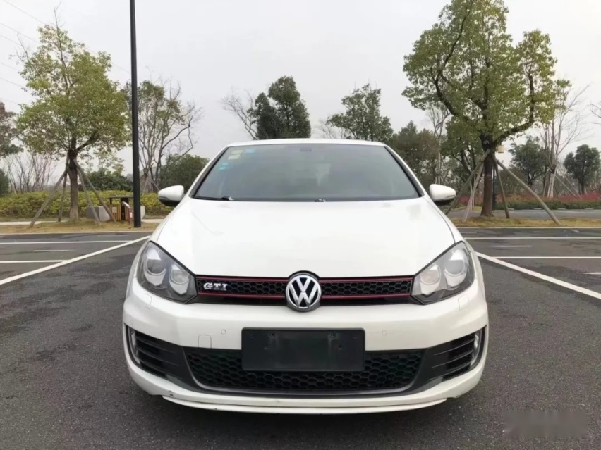 姿态与性能并存的6代高尔夫GTI，01年车主表示玩车很穷但很开心