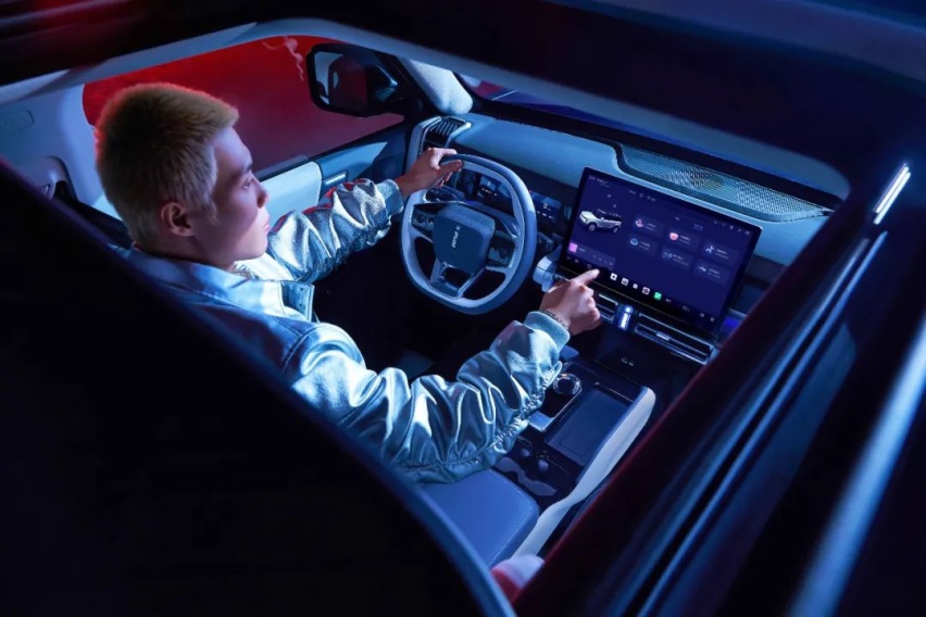 会玩梗的 iCAR 03，如何用最硬核的方式面向年轻人？