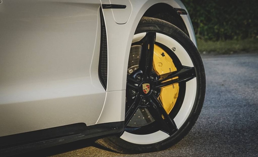实拍！保时捷Taycan Turbo S，将科技武装到牙齿！