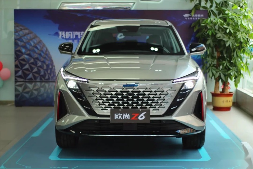 抢先实拍长安欧尚Z6，1.5T输出188马力，外观极科幻的大五座SUV