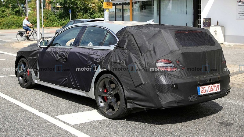 genesis-g70-shooting-brake-wagon-spied-rear-angle-view.jpg