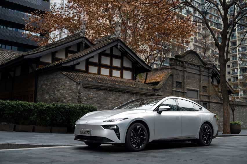 东风奕派eπ007极限挑战：飞跃海平面，玩的就是心跳！