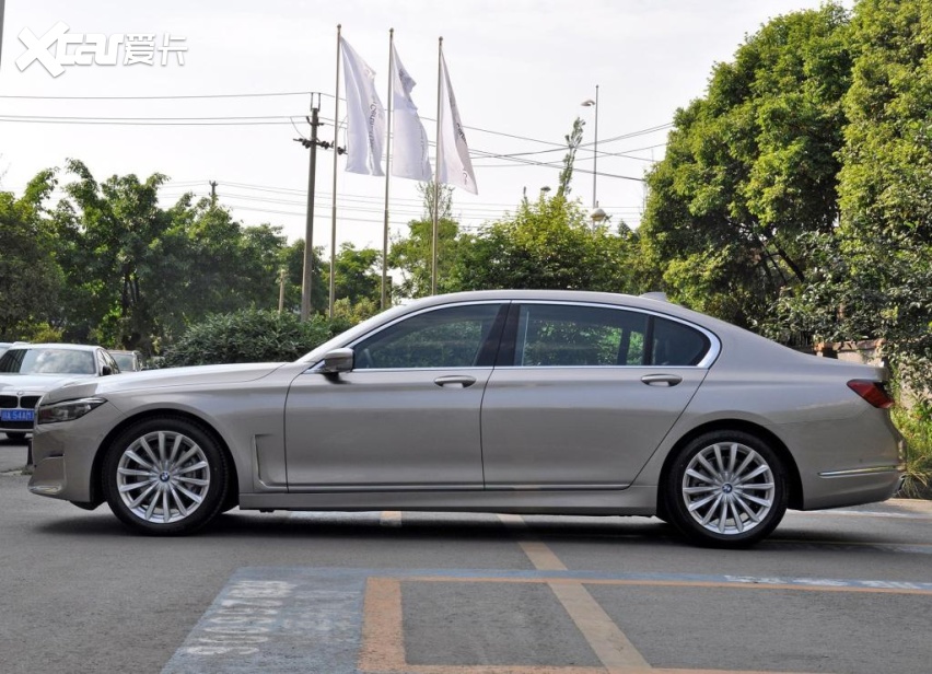 百万级轿车追求家用,两款豪车如何选,没有奥迪与奔驰,令人意外