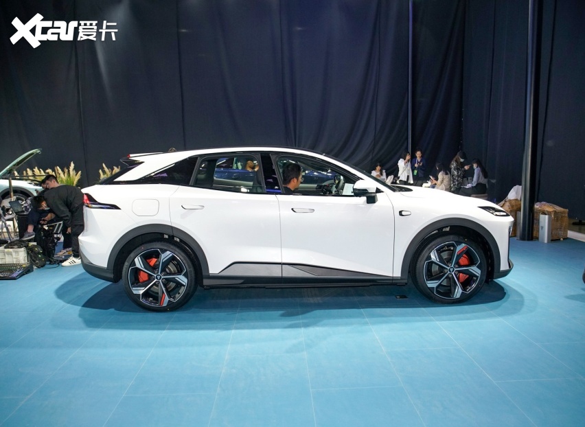 首款超级增程SUV“王炸”上市！不足15万续航1120Km，配无框车门