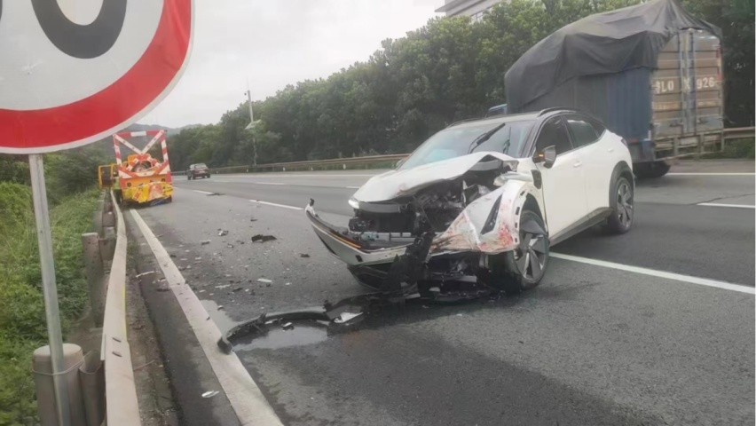 纯电车大型车祸对比，安全性已不在一个段位