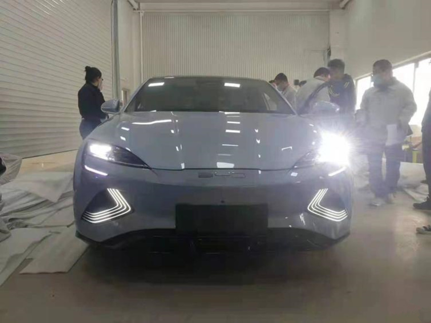 比亚迪海豹内饰曝光，换装全新风格的方向盘