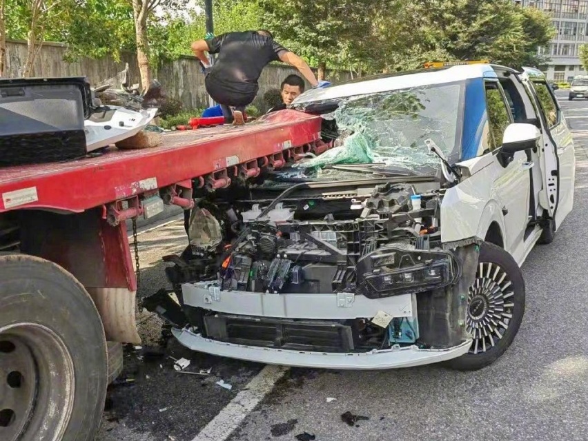 极氪009追尾大货车，A柱纹丝不动，这不科学？