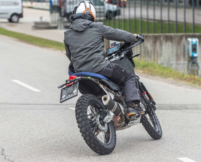 KTM 390Adventure R测试中，前21后18寸硬派设定