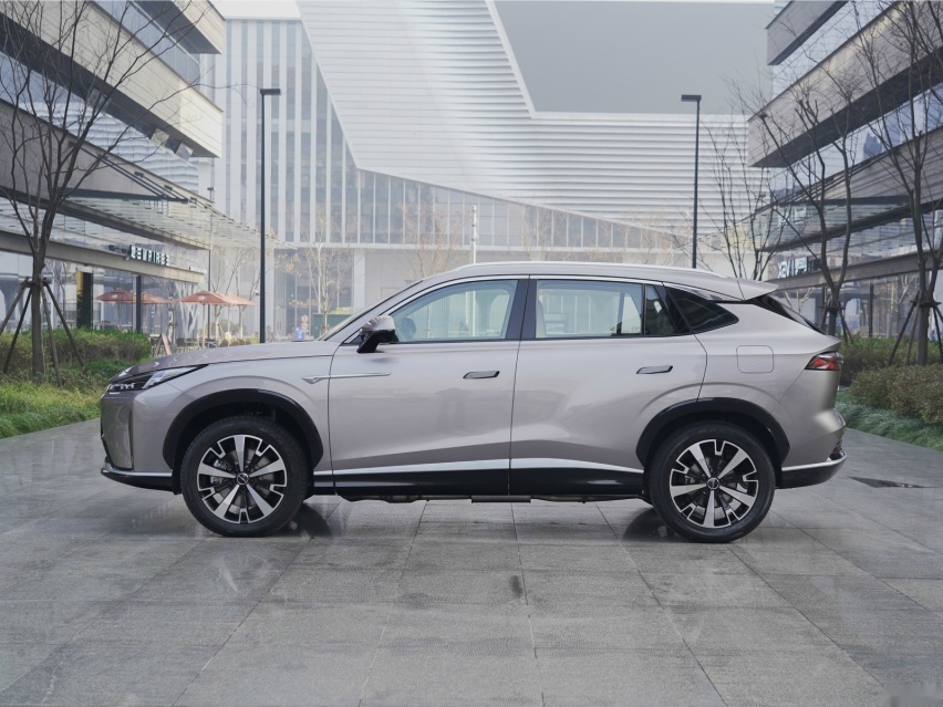 荣威D家族首款SUV D5X DMH上市 售11.98-14.68万元