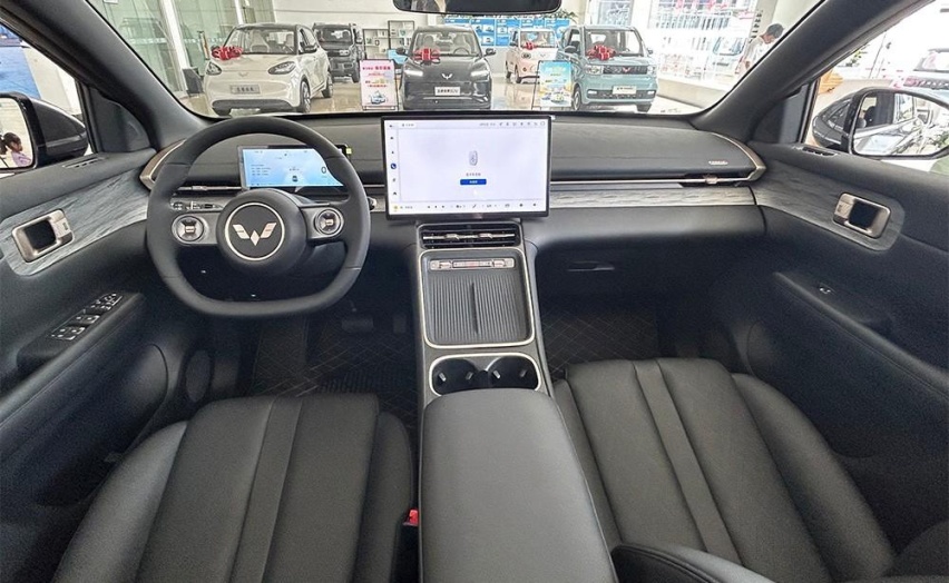 10万级家用大空间SUV 到店体验五菱星光S