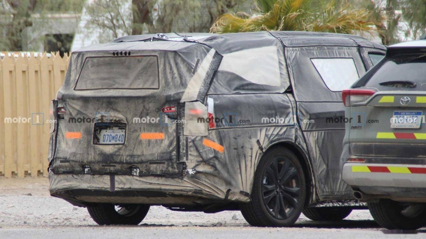 toyota-sienna-spy-photo (3).jpg