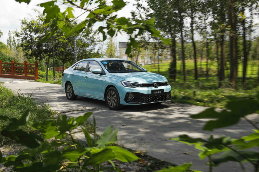 符合10万元性价比，目标是国民消费用车    驾驶上汽大众朗逸新锐
