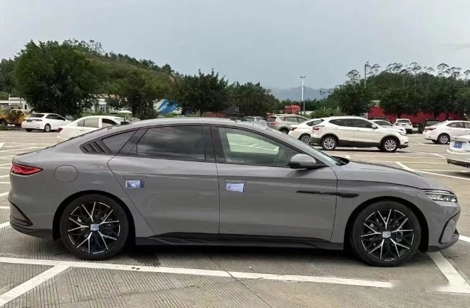25款比亚迪汉DM-i谍照：前脸EV化，新增水泥灰，五连杆+激光雷达