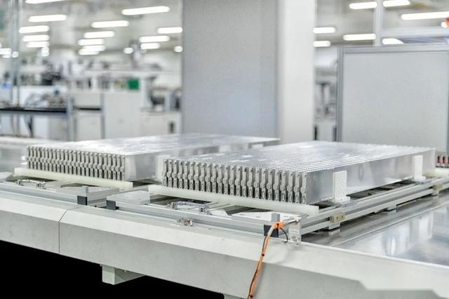 走进弗迪电池超级工厂，刀片电池“登峰造极”的秘密全藏在这里