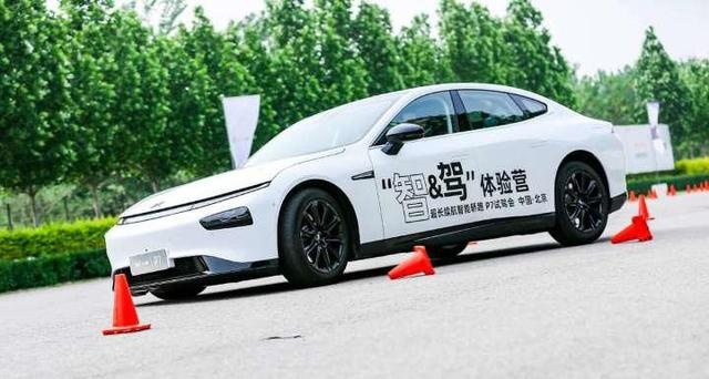 新能源汽车编辑在体验小鹏P7后变成了准车主，这只螃蟹香吗？
